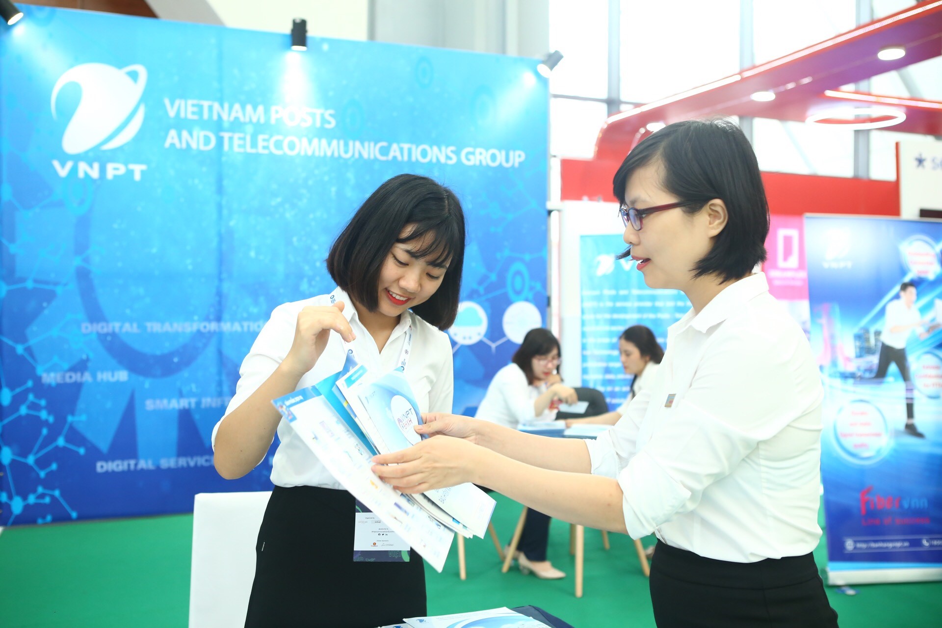 VNPT[-]mang[-]mô[-]hình[-]“Thành[-]phố[-]thông[-]minh”[-]đến[-]Diễn[-]đàn[-]Khởi[-]nghiệp[-]sáng[-]tạo[-]Hà[-]Nội[-]2019
